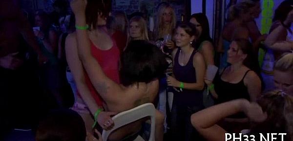  Group-sex wild patty at night club